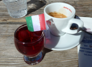 Pause auf der Skipiste mit Himbeergrappa und Espresso an der Scotoni Hütte, Lagazoi, Falzarego, Alta Badia, Cortina, Südtirol, Superdolomiti